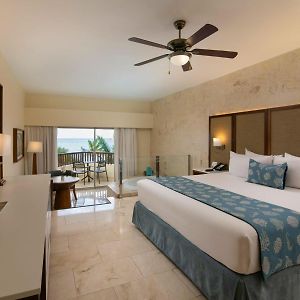 Jr Suite Premium Ocean Front View Jacuzzi